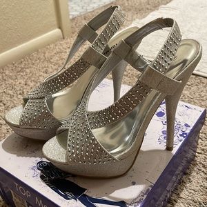 Like brand new only used once. Size 6